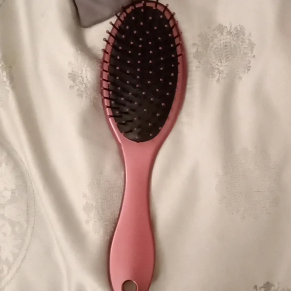NWT Hairbrush - Picture 3 of 4